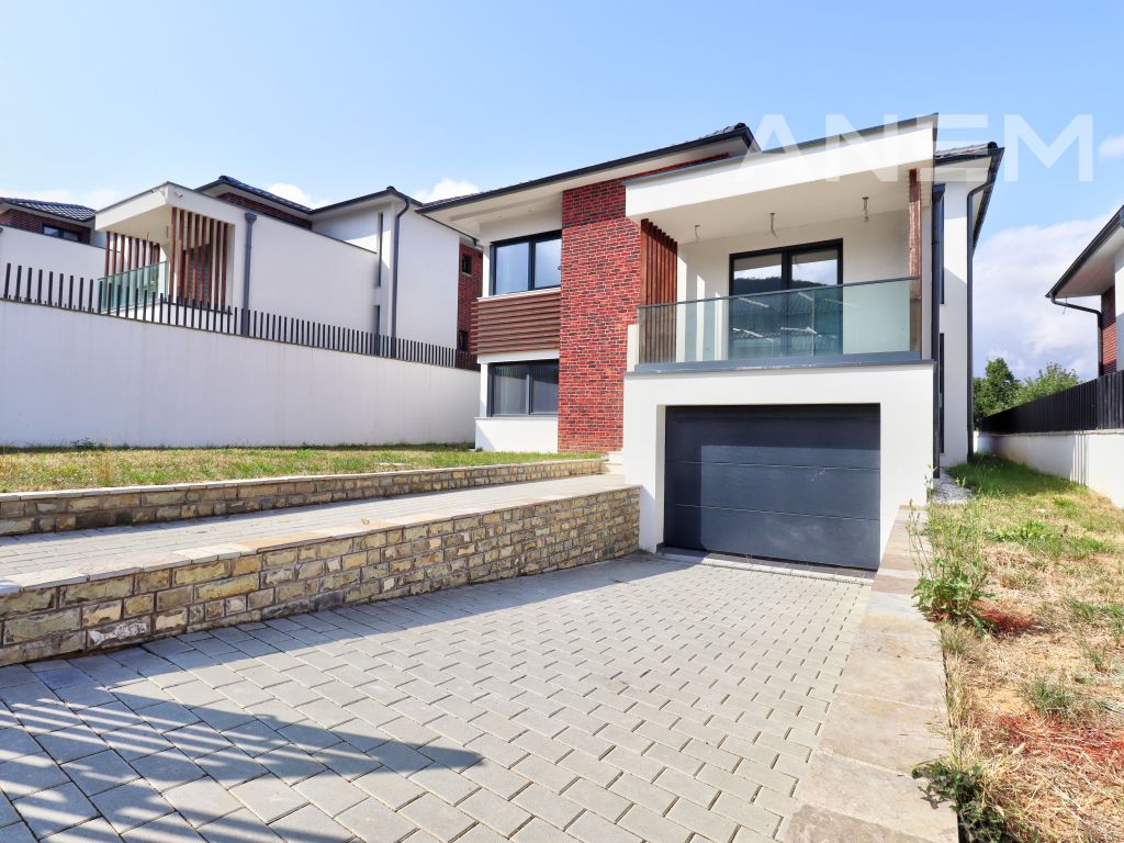 Shtëpi me qira  275m2 në Sofalia Hill
