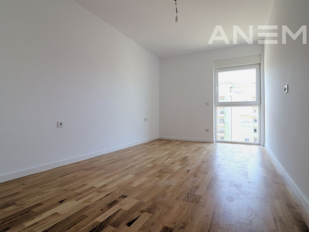 Zyre me qira me 3 hapësira pune në Rrugën B