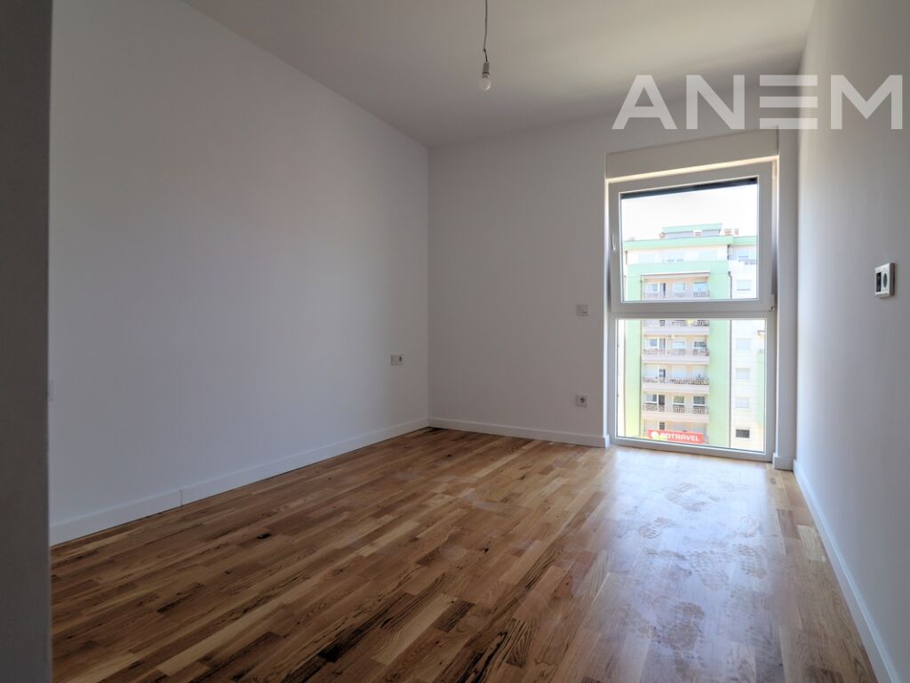 Zyre me qira me 3 hapësira pune në Rrugën B