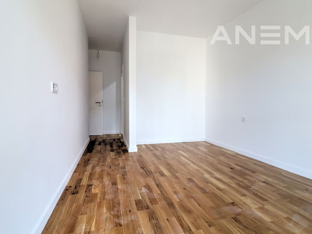 Zyre me qira me 3 hapësira pune në Rrugën B