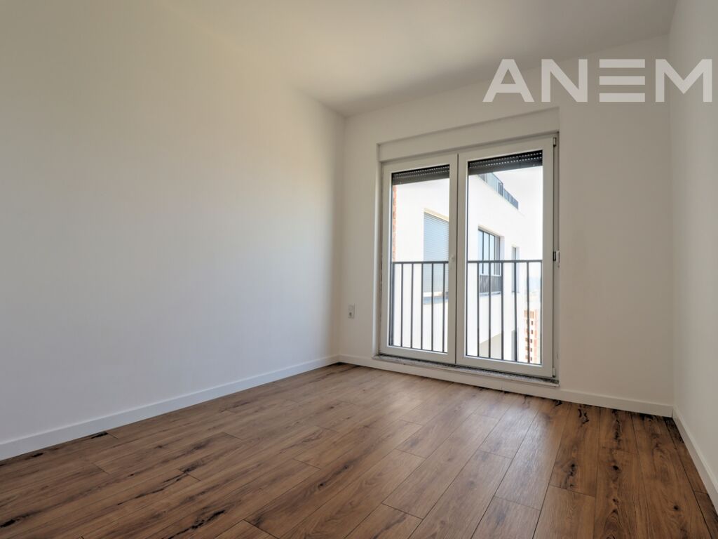 Zyre me qira me 3 hapësira pune në Rrugën C3