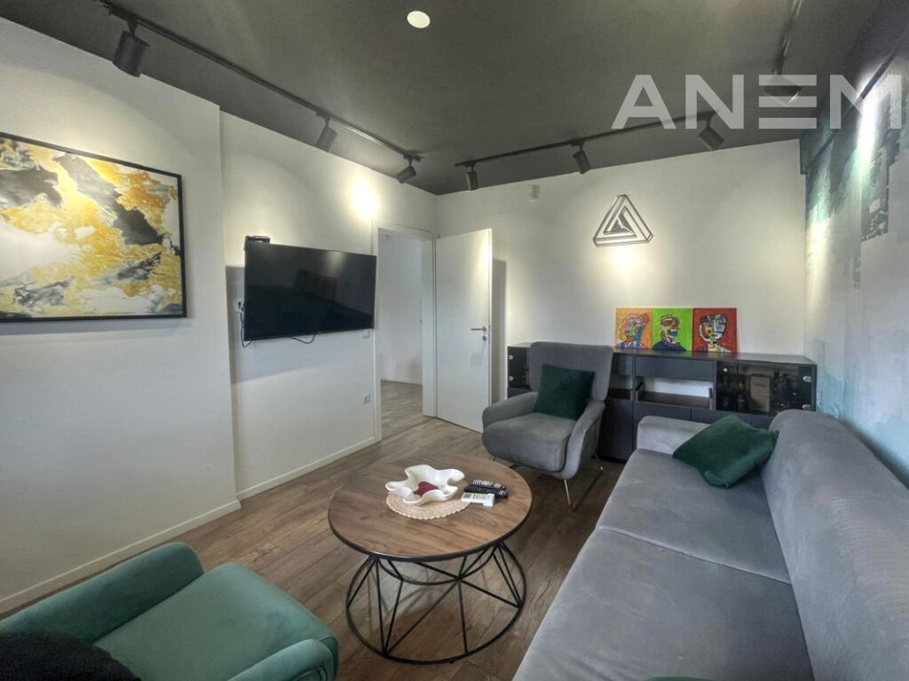 Zyre me qira me 3 hapësira pune në Arbëri