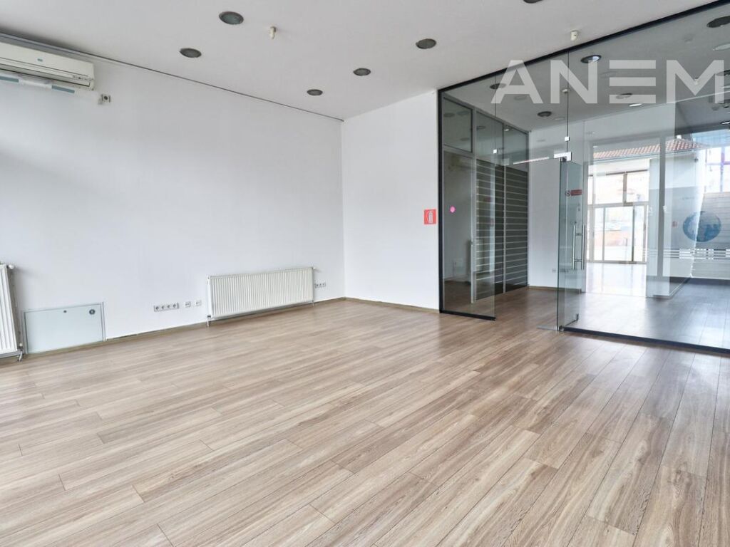 Zyre me qira 580m² në Qendër