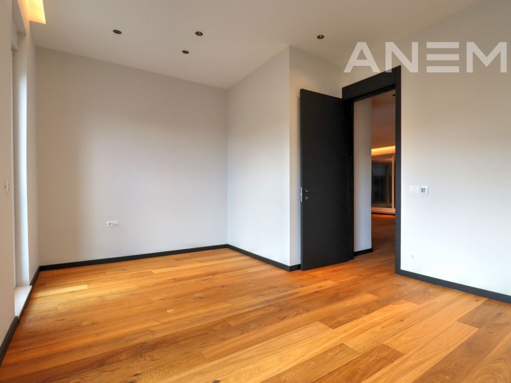 Zyre me qira me 3 hapësira pune në Veternik3