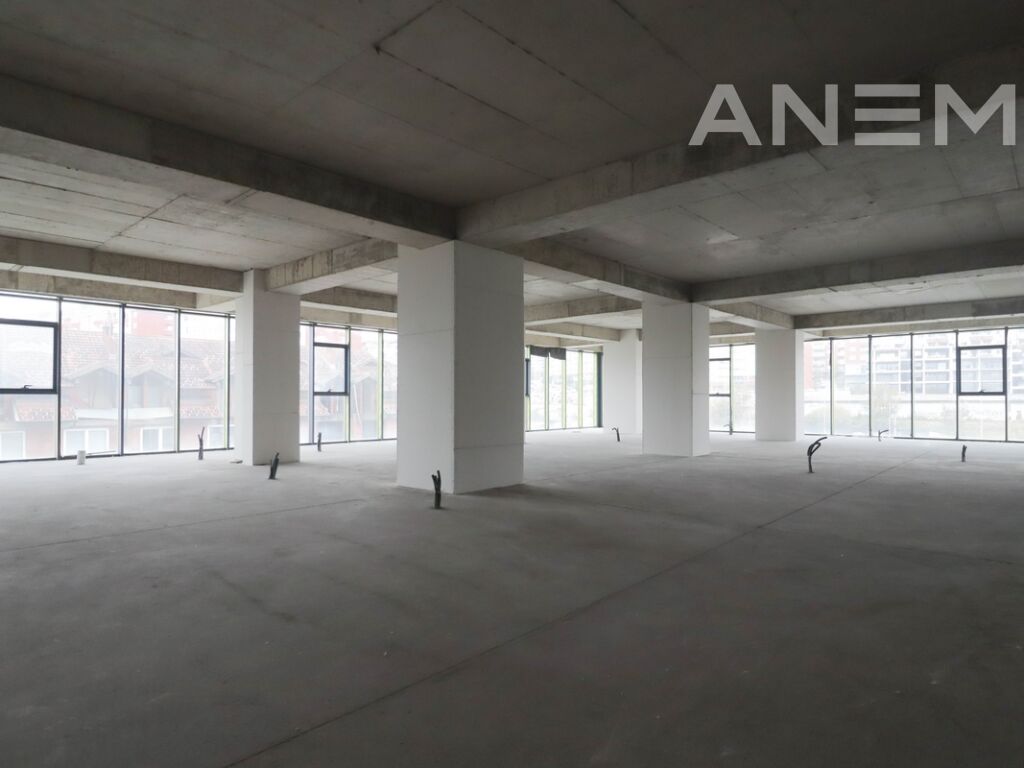 Zyre me qira 518m² në lagjen Lakrishtë0