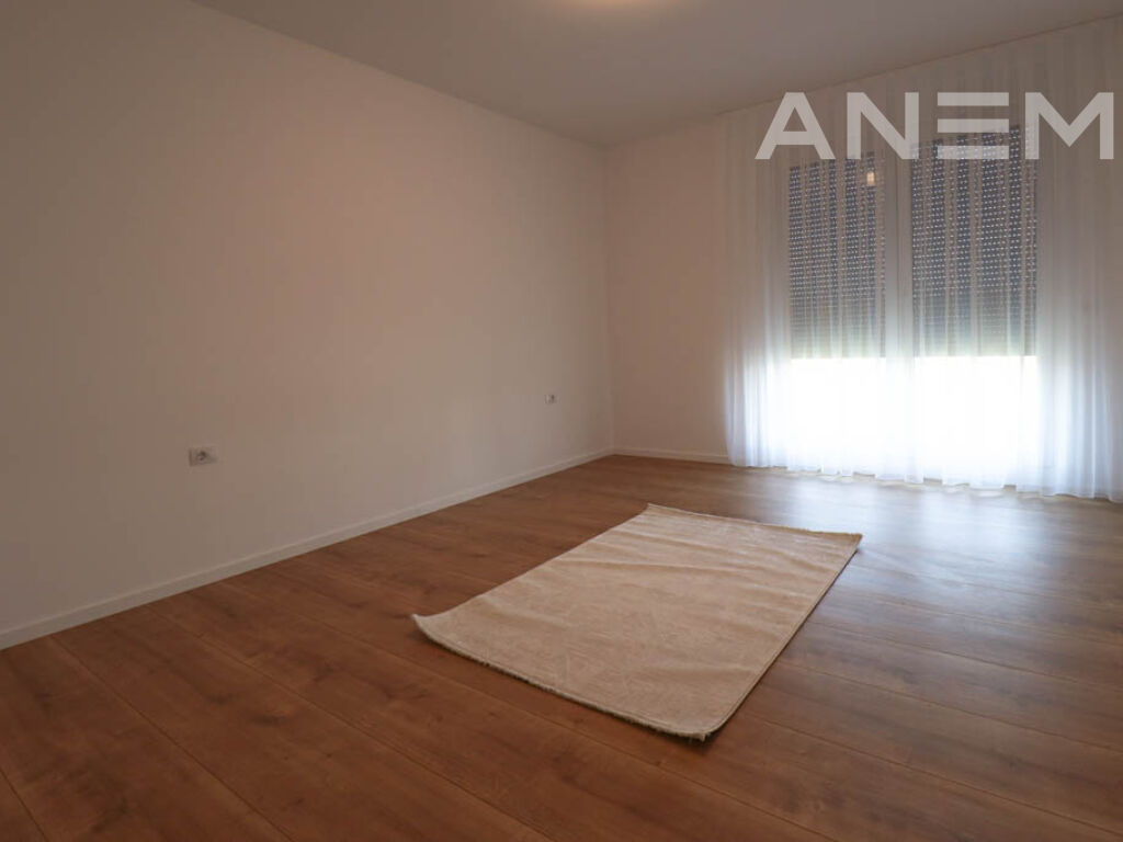 Shtëpi me qira me 4 dhoma gjumi në lagjen Qendresa Home11
