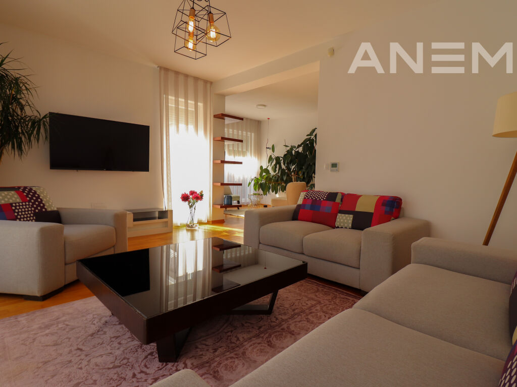 Shtëpi në shitje 174m² + 42m² në lagjen Marigona Residence