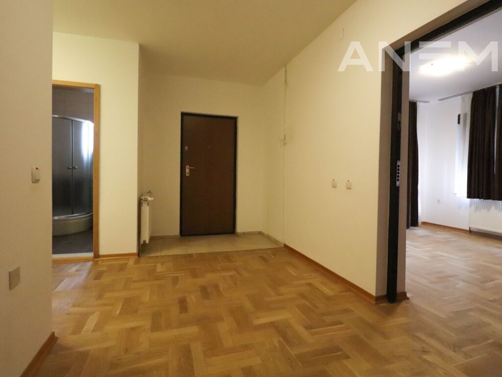Shtëpi me qira me 10 hapësira pune në Arbëri6