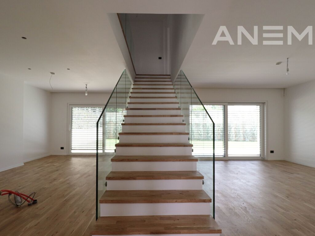 Shtëpi me qira 231m² në lagjen e Artë5