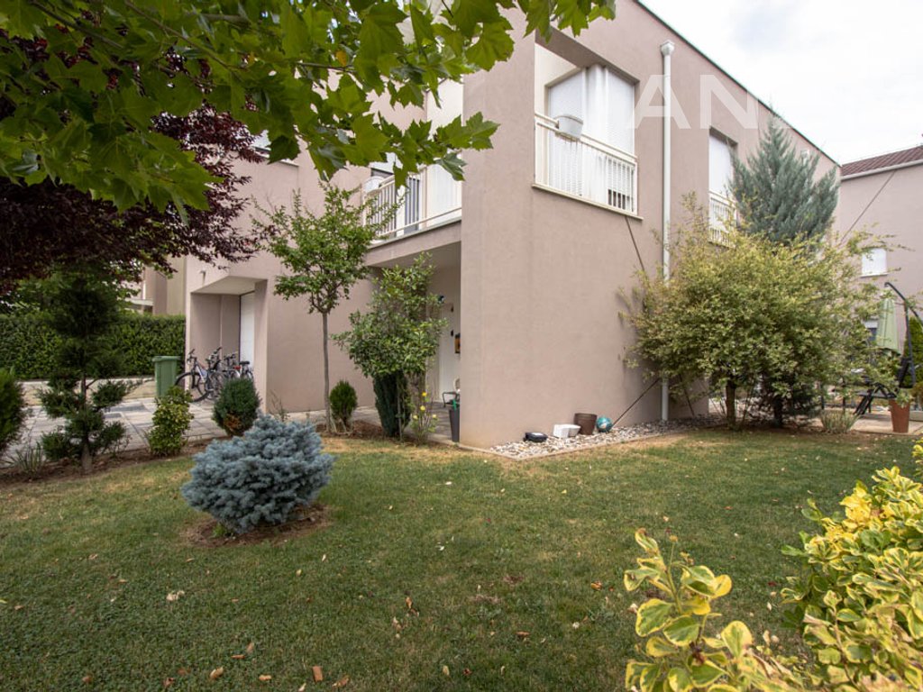 Shtëpi në shitje 202m² në lagjen Qershia