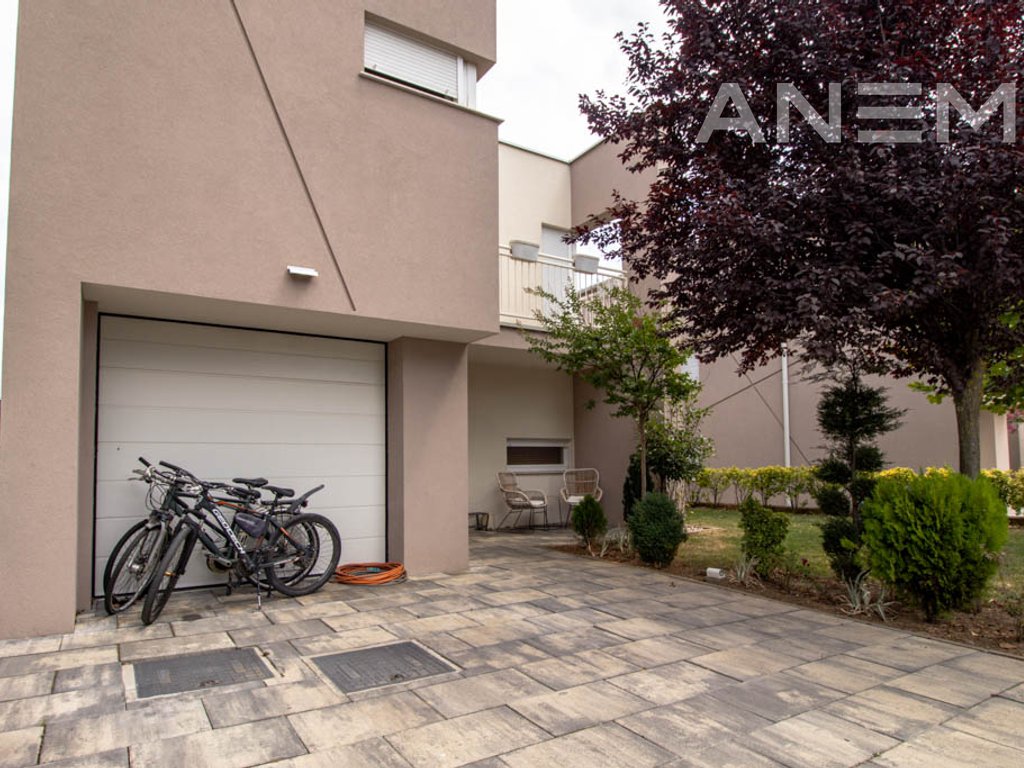 Shtëpi në shitje 202m² në lagjen Qershia