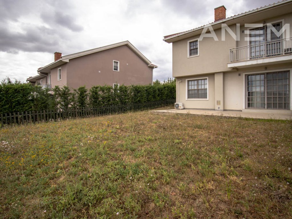 Shtëpi në shitje 263m² në Fshatin Ndërkombëtar