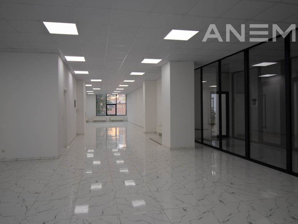 Lokal me qira 180m2 në Tophane