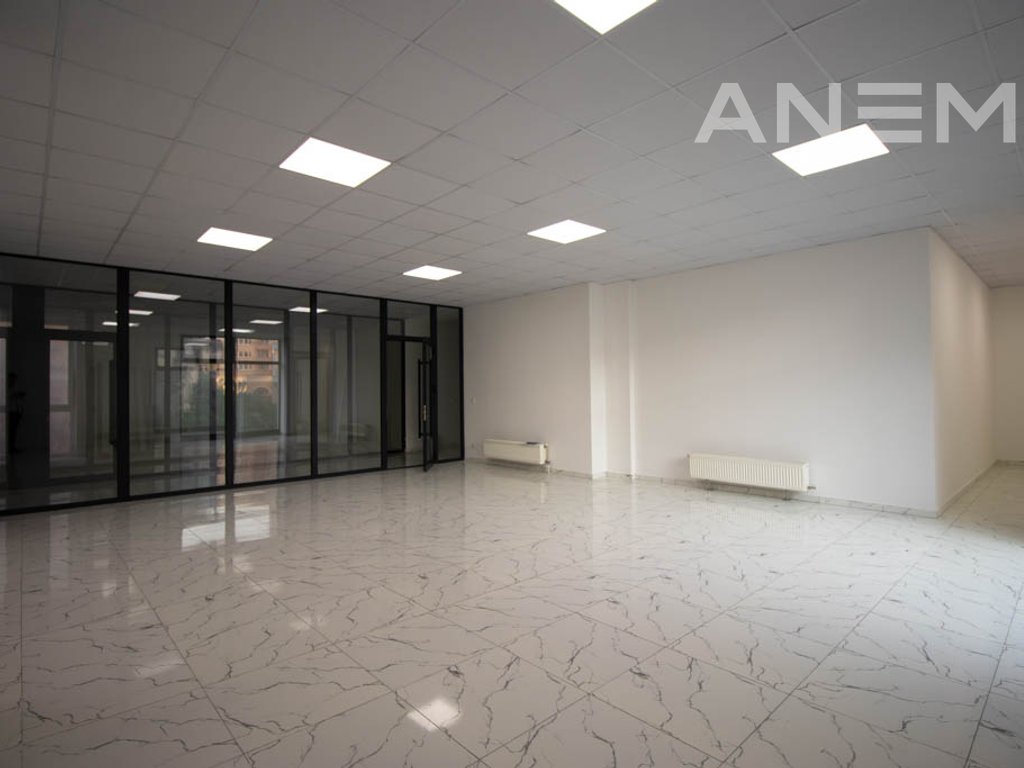 Lokal me qira 180m2 në Tophane