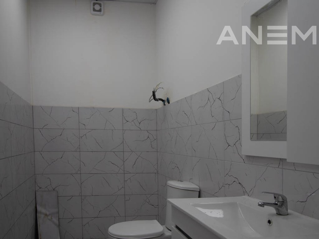 Lokal me qira 180m2 në Tophane
