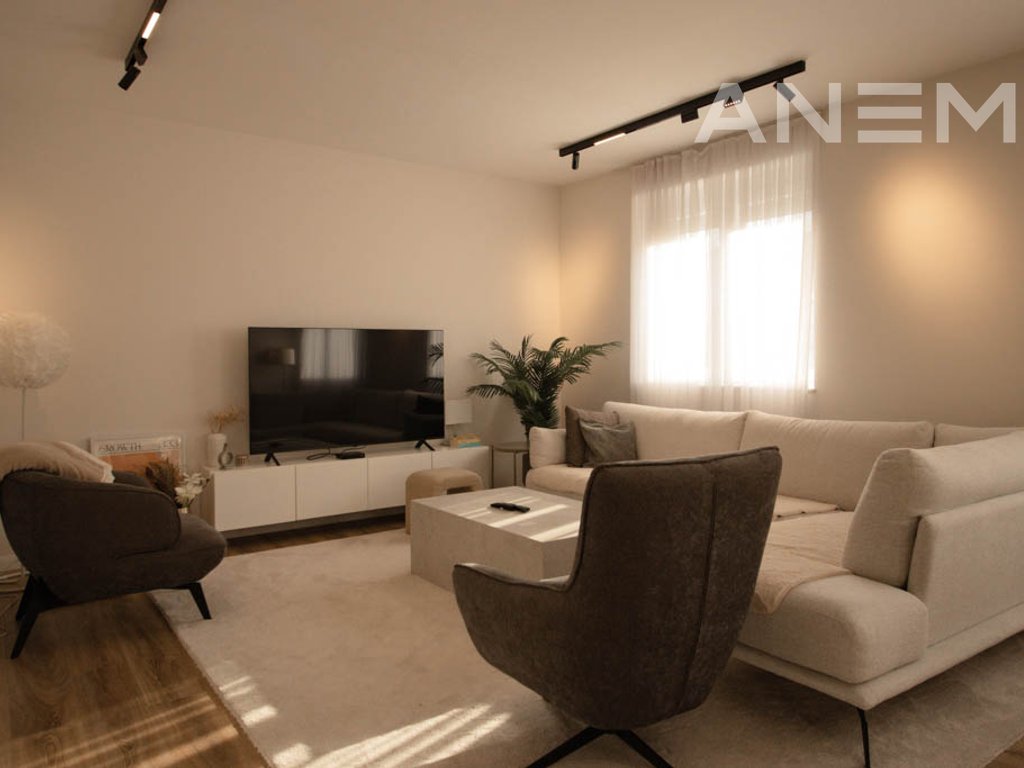 Penthouse me qira me 3 dhoma gjumi në Rrugën B