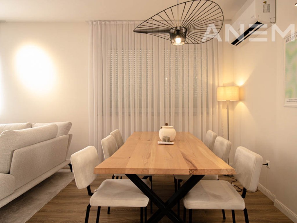 Penthouse me qira me 3 dhoma gjumi në Rrugën B