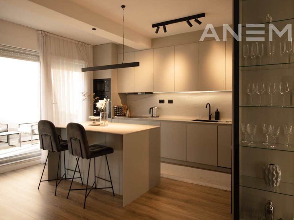 Penthouse me qira me 3 dhoma gjumi në Rrugën B