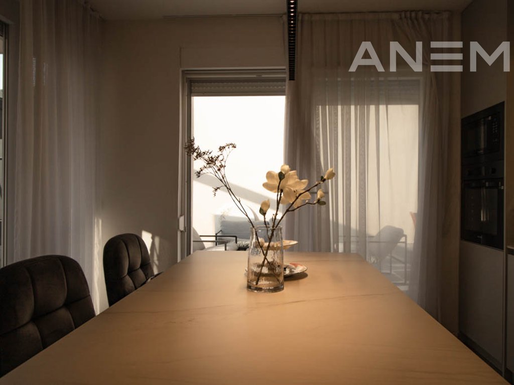 Penthouse me qira me 3 dhoma gjumi në Rrugën B