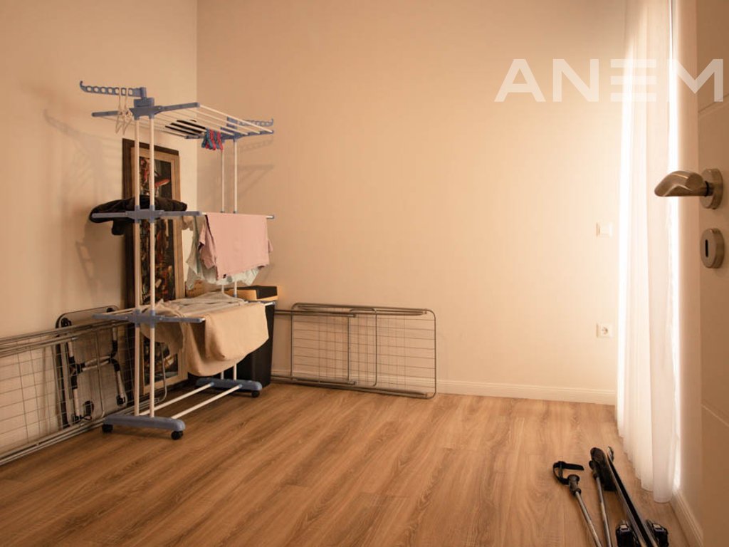 Penthouse me qira me 3 dhoma gjumi në Rrugën B