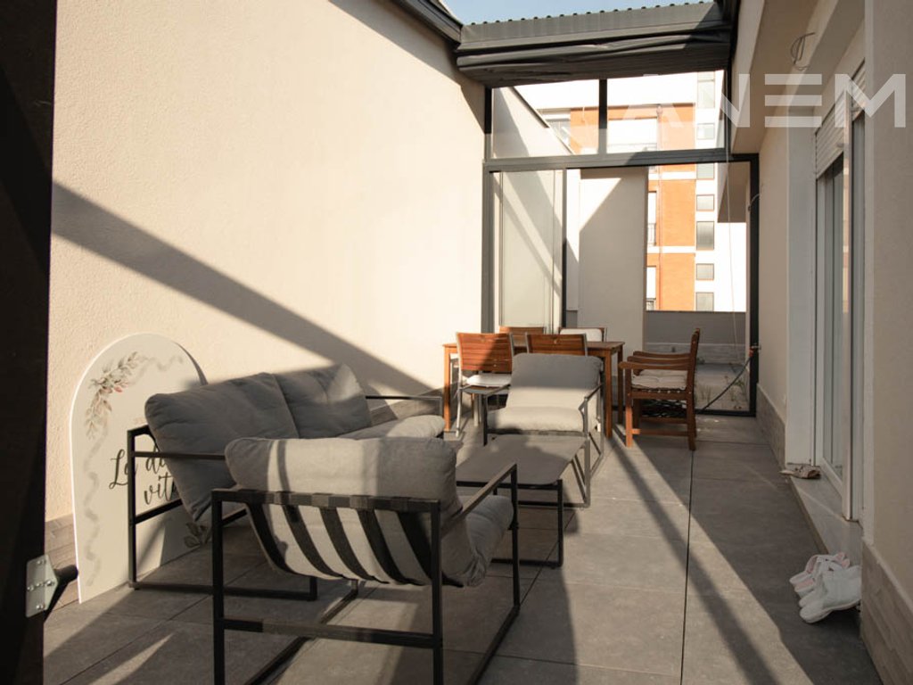 Penthouse me qira me 3 dhoma gjumi në Rrugën B
