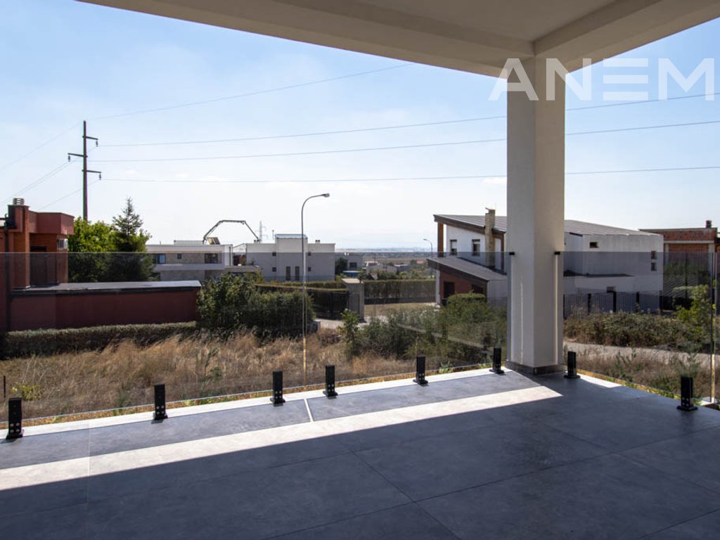 Shtëpi në shitje 550m² në Veternik