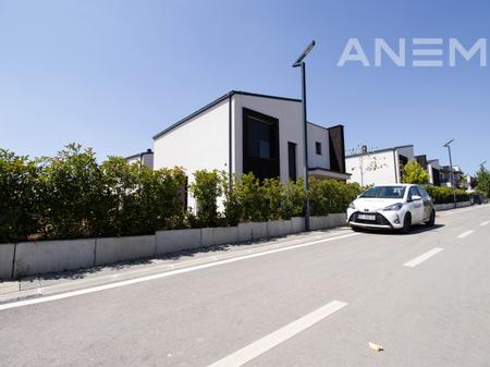 Shtëpi në shitje 190m² në Veternik