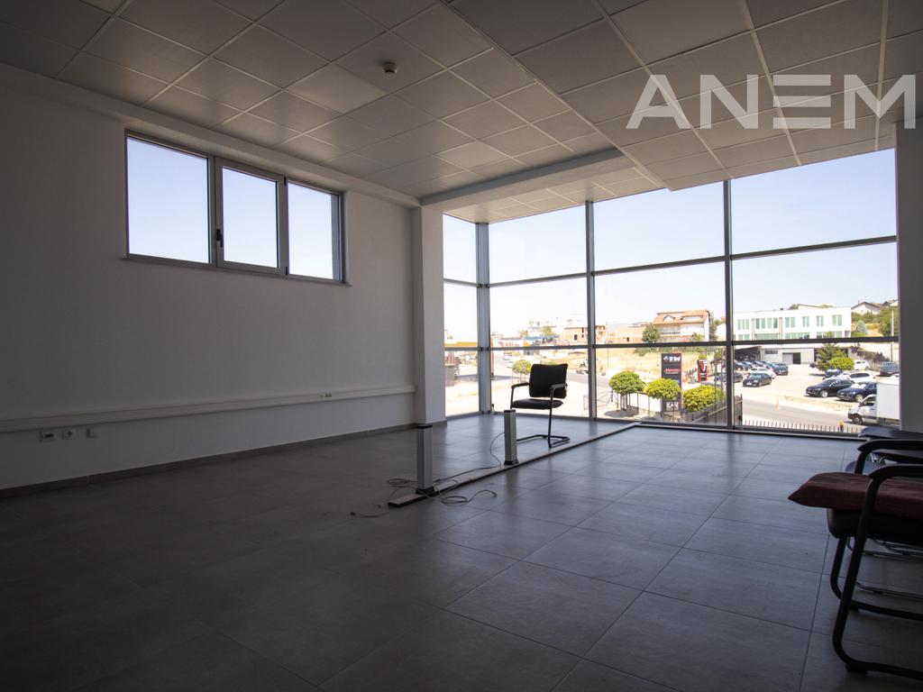 Objekt me qira 835m² në magjistralen Prishinë-Gjilan