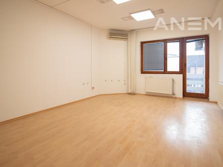 Zyre me qira 360m² në lagjen Pejton