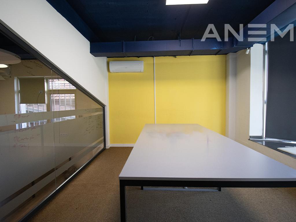Office for rent with 3 workspaces in Pejton