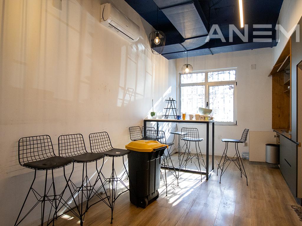 Office for rent with 3 workspaces in Pejton