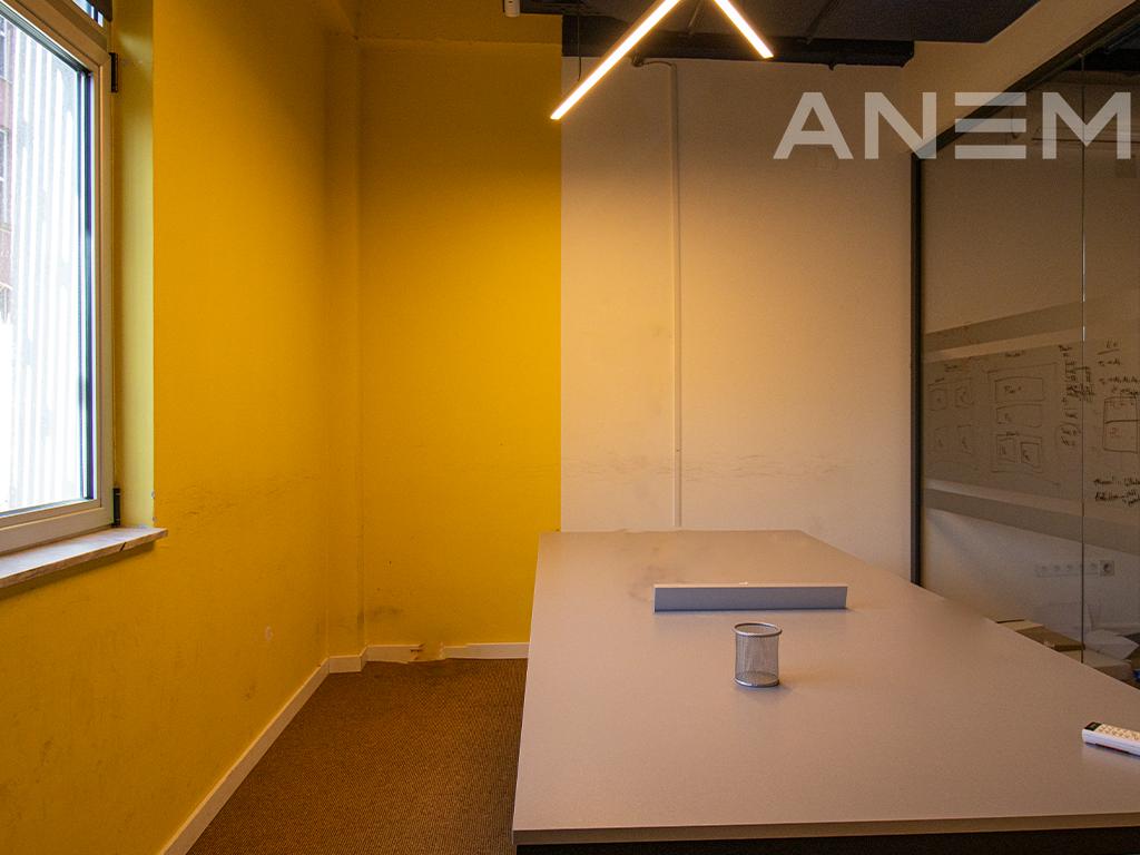 Office for rent with 3 workspaces in Pejton