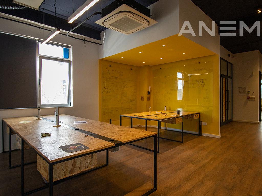 Office for rent with 3 workspaces in Pejton