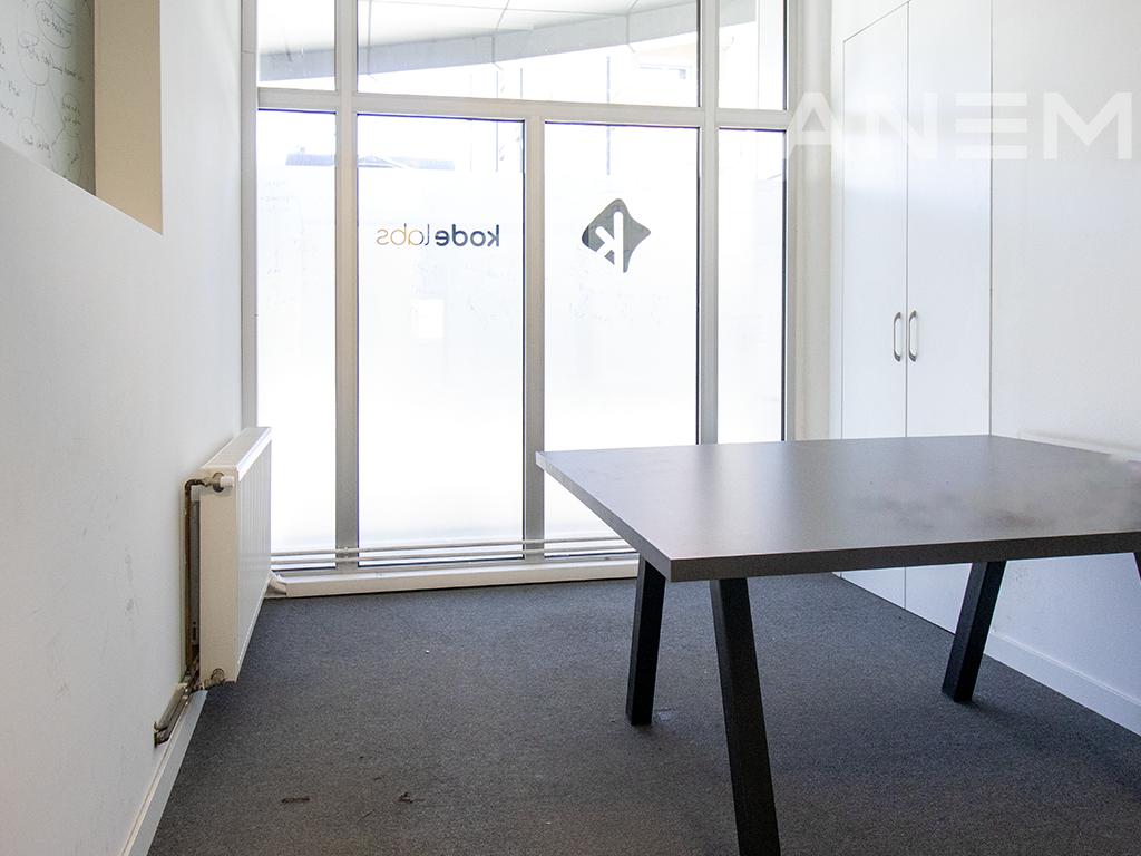 Office for rent with 3 workspaces in Pejton