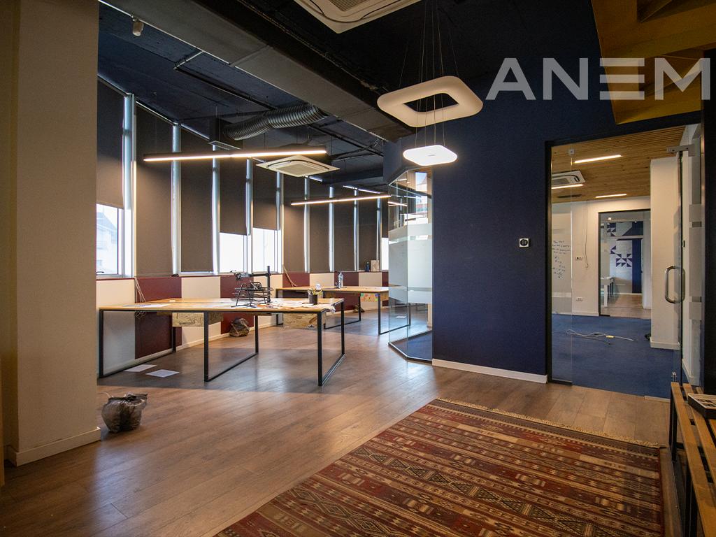 Office for rent with 3 workspaces in Pejton