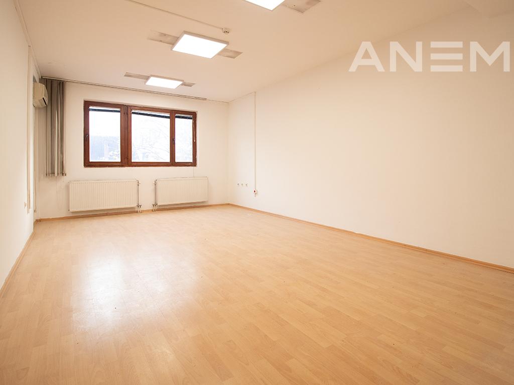 Store for rent 360m² in the Pejton neighborhood