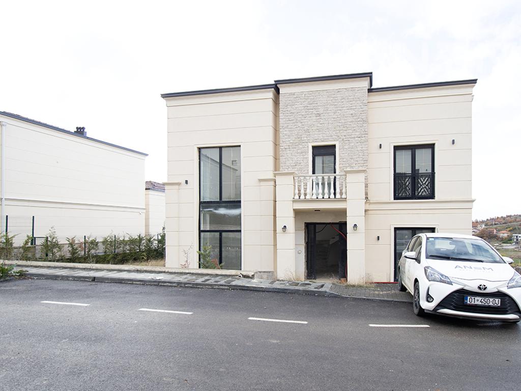 House for sale 374.76m² in the Royal Green Residence neighborhood