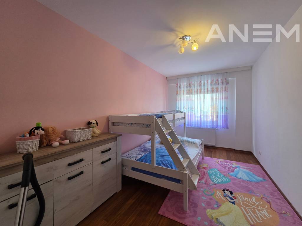 Banesë me qira me 3 dhoma gjumi në Bregun e Diellit