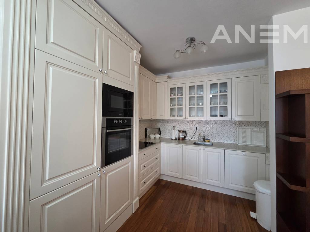 Banesë me qira me 3 dhoma gjumi në Bregun e Diellit