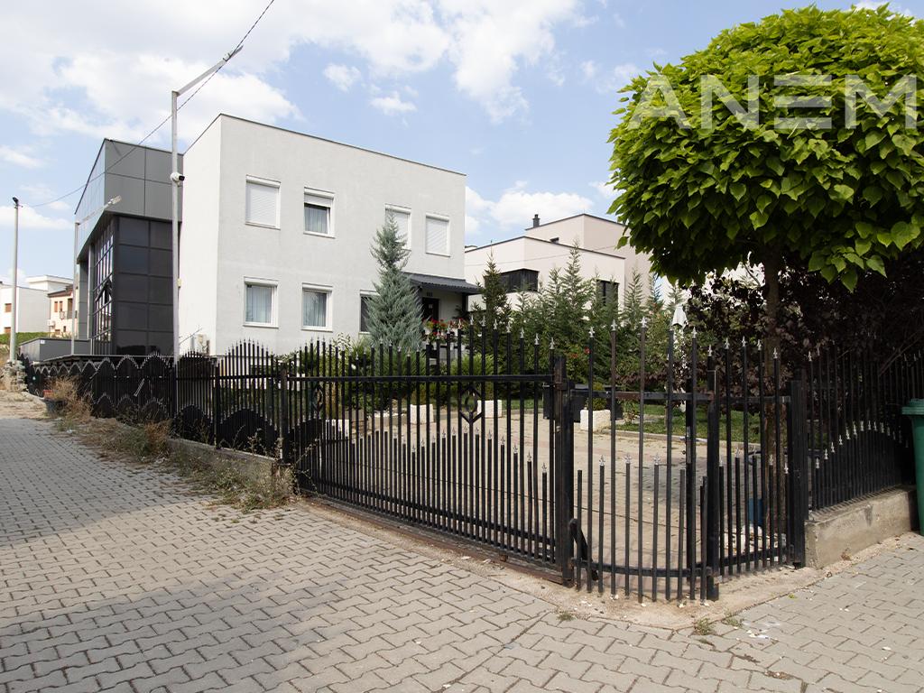 Shtëpi në shitje 420m² në Veternik