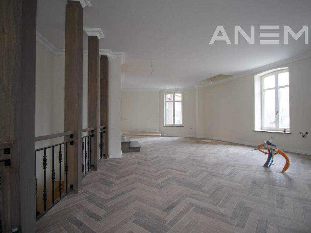Objekt me qira 240m²+100m² tarracë në Qendër5