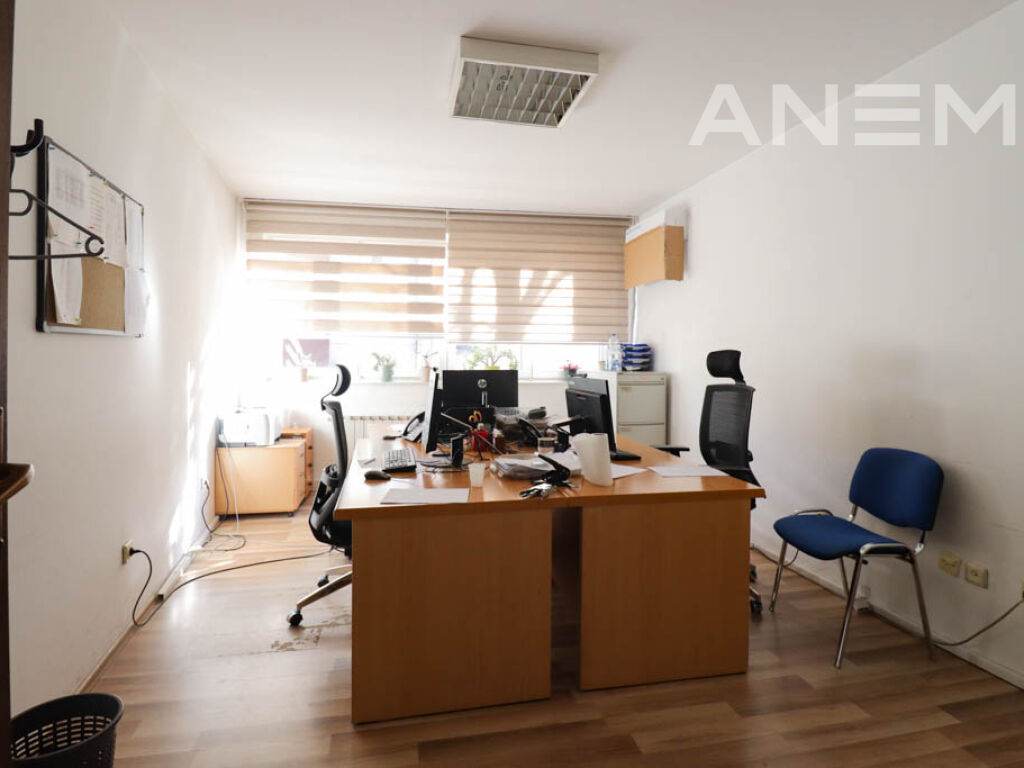 Office for rent with 12 workspaces in the Center8