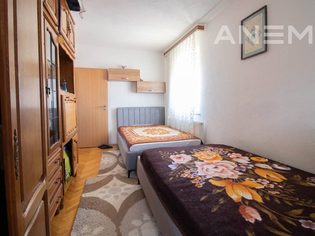 Banesë në shitje 77m² në Qendër