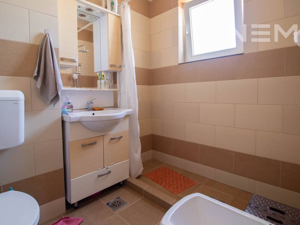 Banesë në shitje 77m² në Qendër