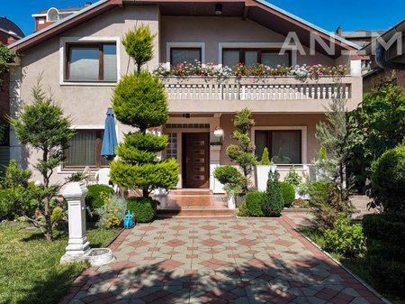 6-bedroom rental house in the Center