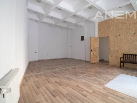 Zyre me qira 450m² në Qendër