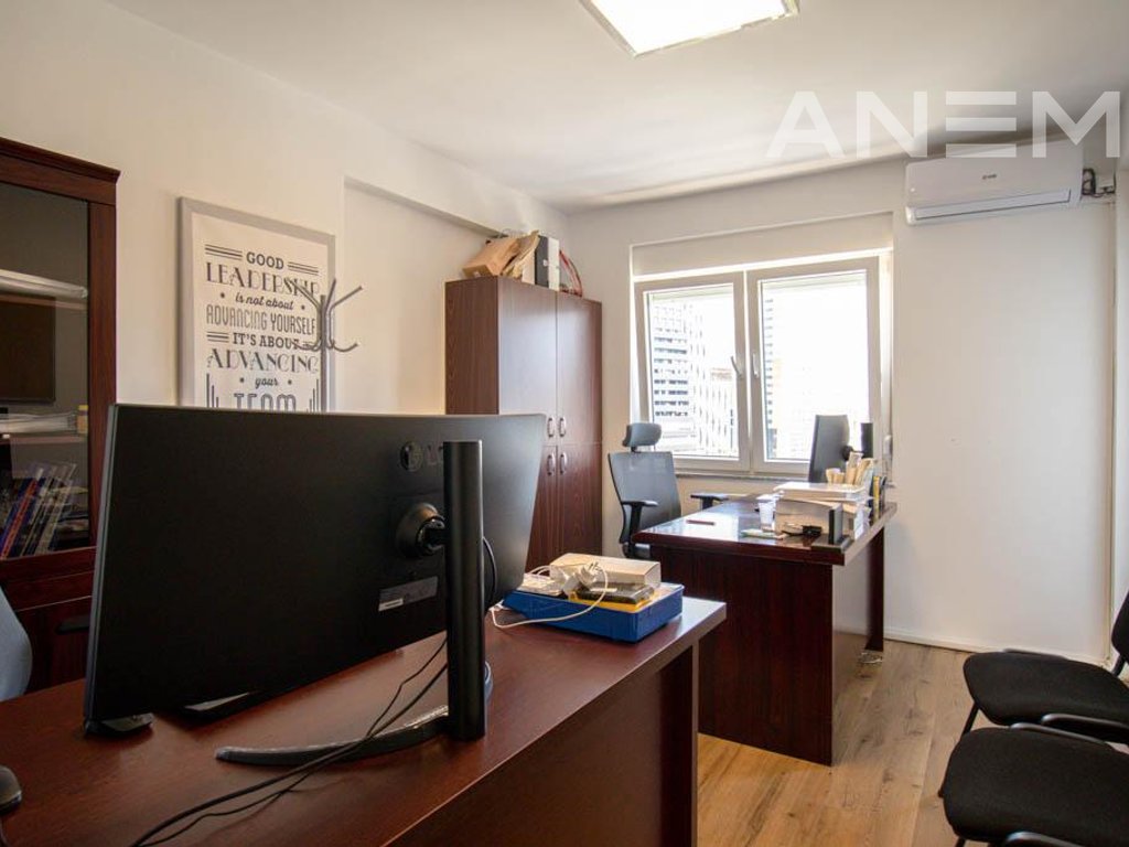 Office for rent with 3 workspaces in Lakrishte