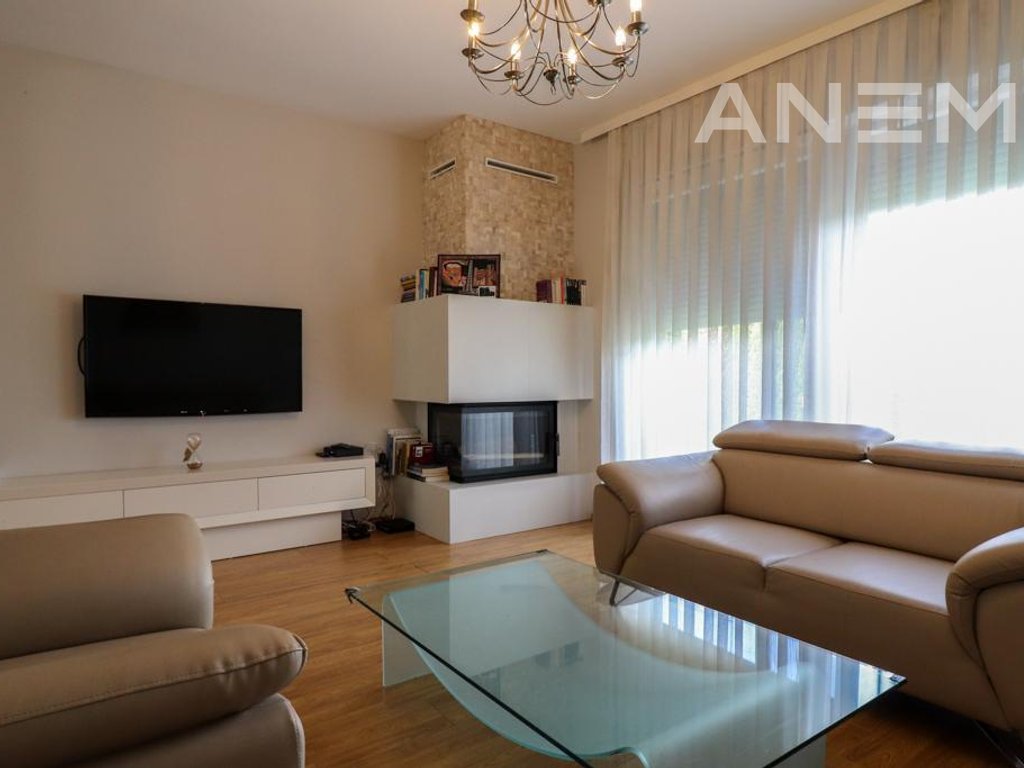 House for sale 174m² +42m² in the Marigona Residence neighborhood