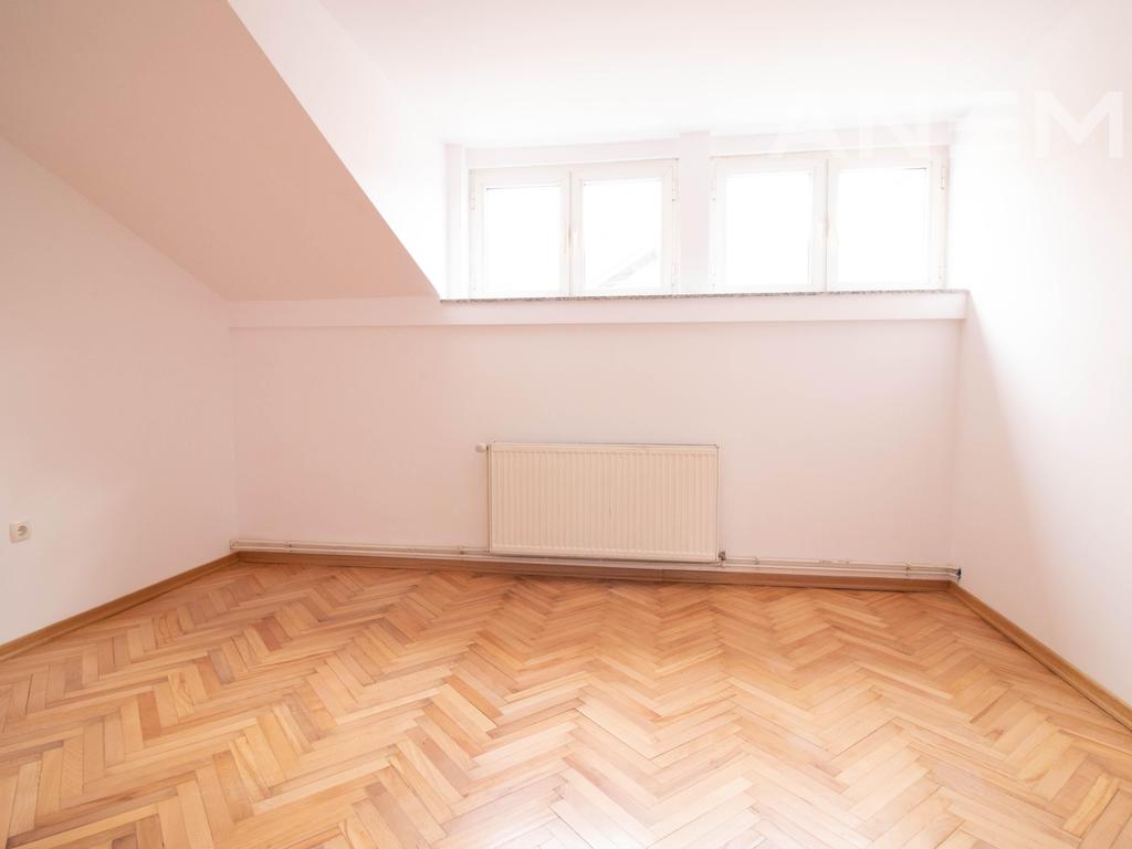 Office for rent 450m² in the Center