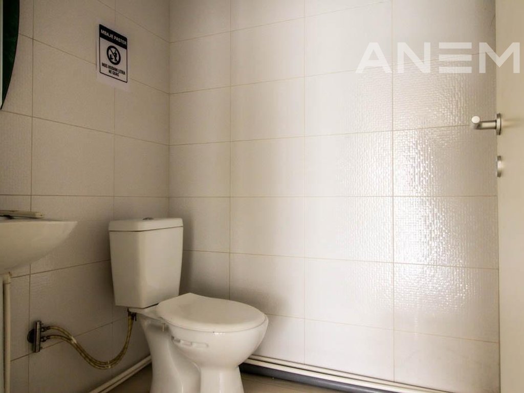 Commercial space for rent with 1 workspace in Arbëri